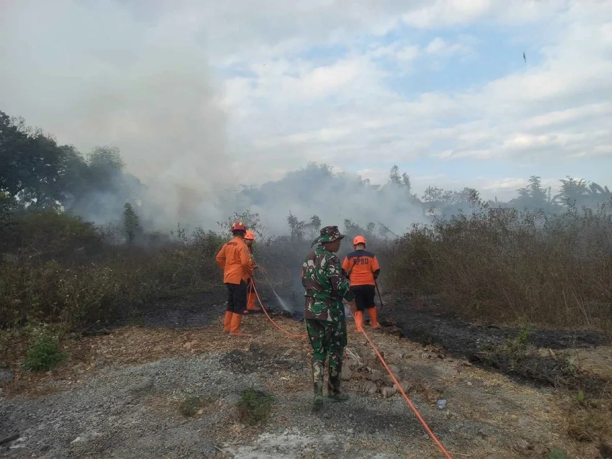 Babinsa Koramil 0808-16/Talun Sigap Tangani Kebakaran Lahan Penyimpanan Kendaraan di Blitar
