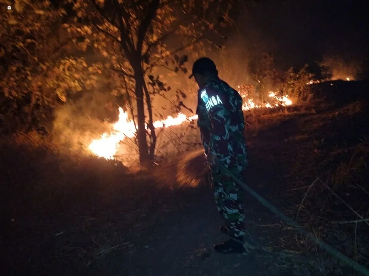 Koramil 0815/08 Dawarblandong Bersama TNI-Polri dan Warga Padamkan Kebakaran Lahan di Temuireng Mojokerto