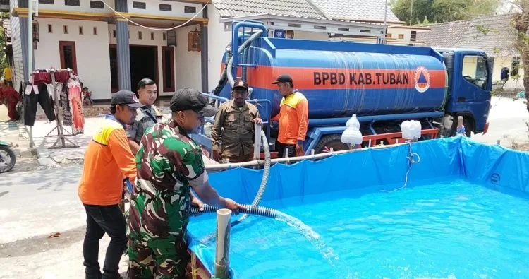 Warga Dua Desa Terima Bantuan Air Bersih Tuban dari TNI