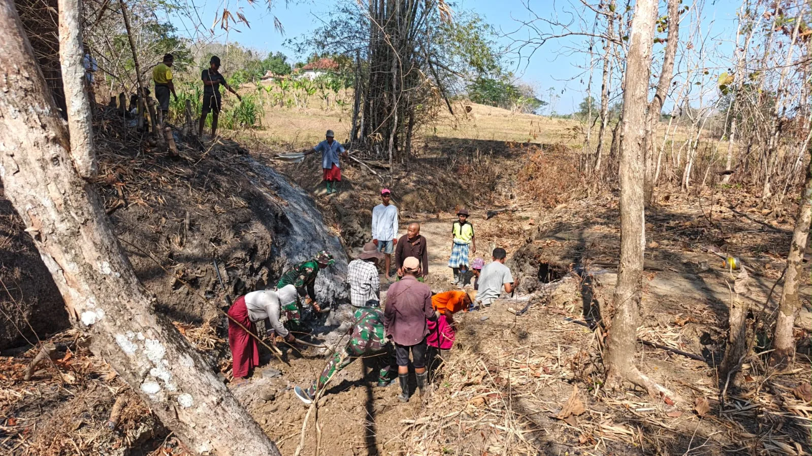 Wujud Kemanunggalan TNI, Babinsa dan Warga Plangaran Timur Gotong Royong Bangun Jembatan Akses Santri
