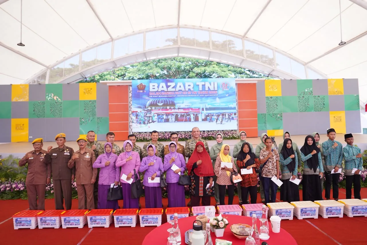 Pangdam V/Brawijaya Kunjungi Makorem 081/Dsj Madiun, Tinjau Bazar Pasar Murah HUT TNI Ke-81