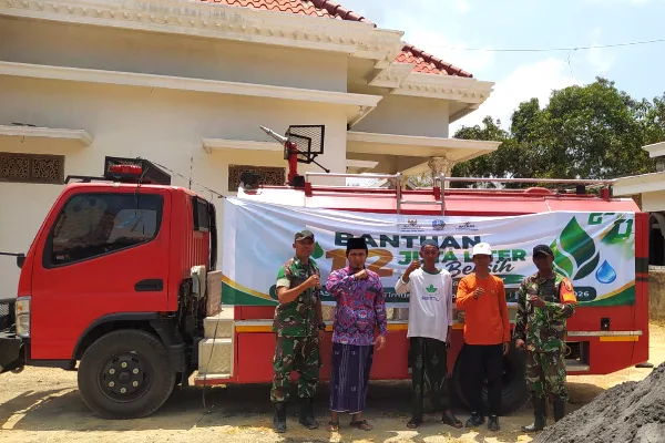 Atasi Kekeringan, Warga Prancak Terima Bantuan Air Bersih dari TNI-Baznas