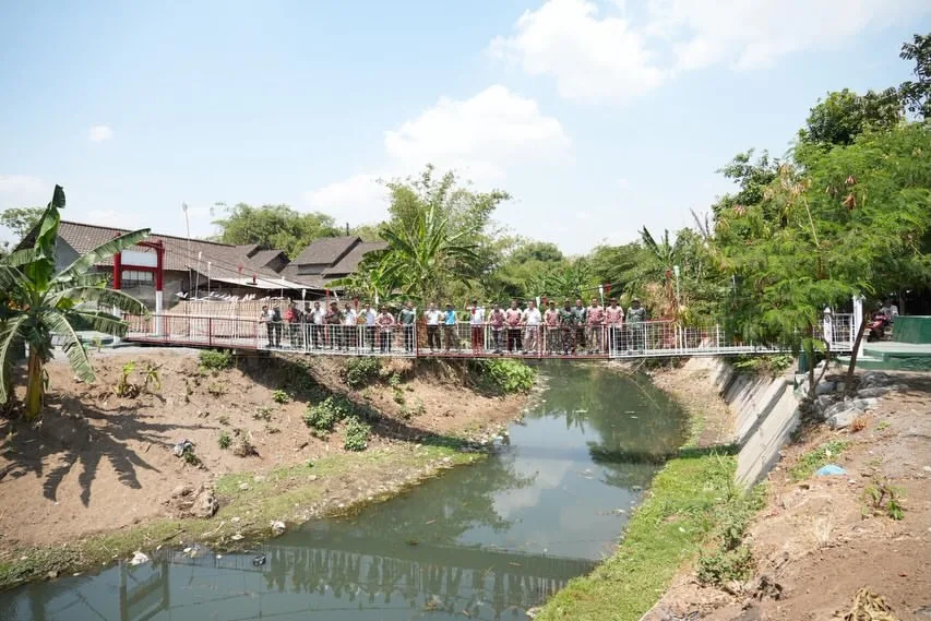Demi Keselamatan Warga, Kodim 0809/Kediri Periksa dan Uji Beban Jembatan Gantung
