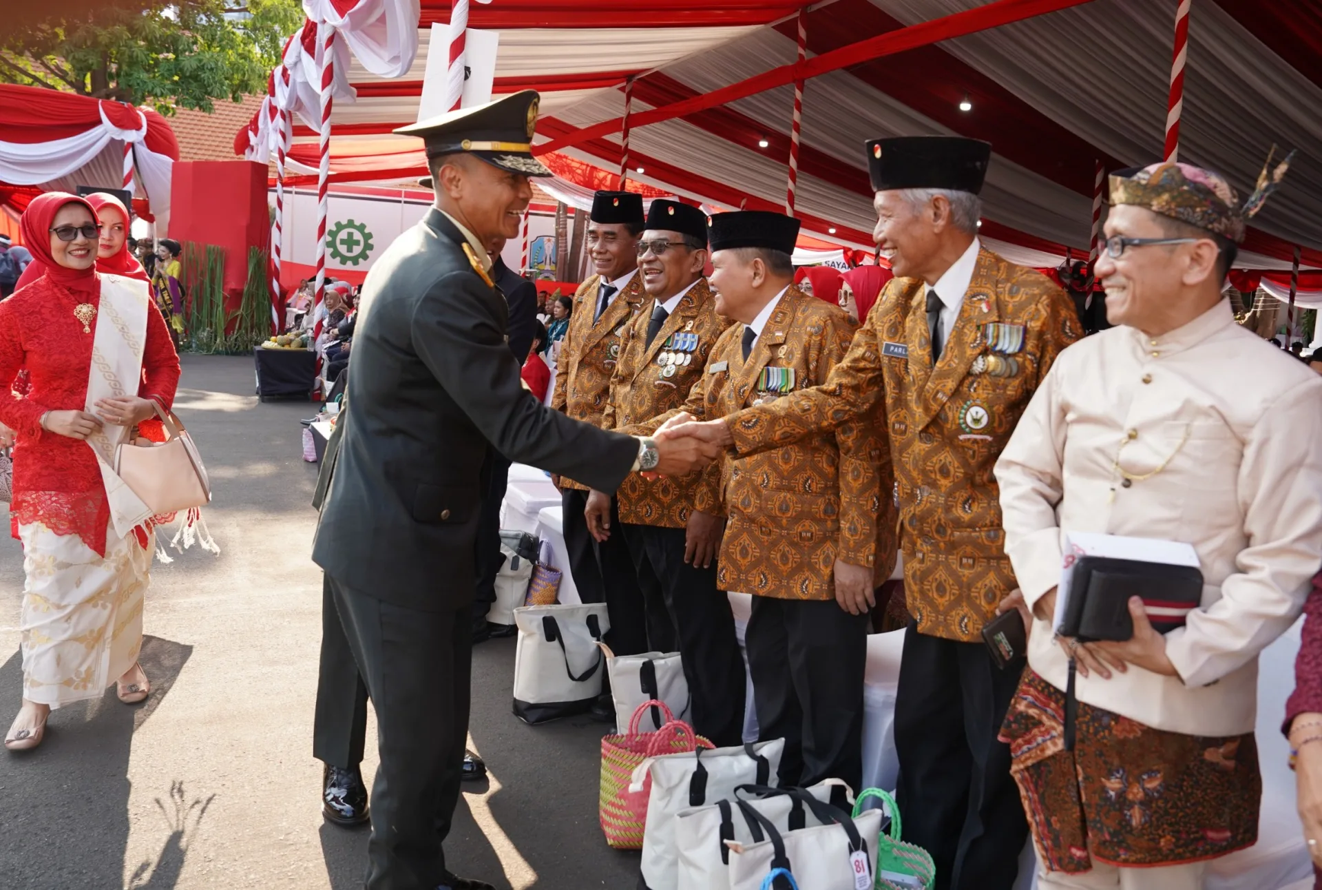 Khidmat dan Solid, Kasdam V/Brawijaya Hadiri Upacara Penurunan Bendera Merah Putih di Surabaya