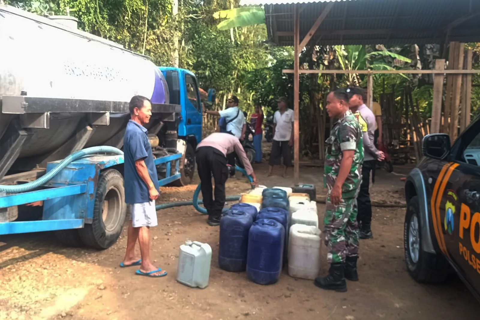 TNI-Polri dan Pemda Trenggalek Salurkan 6.000 Liter Air Bersih untuk Warga Terdampak Kekeringan