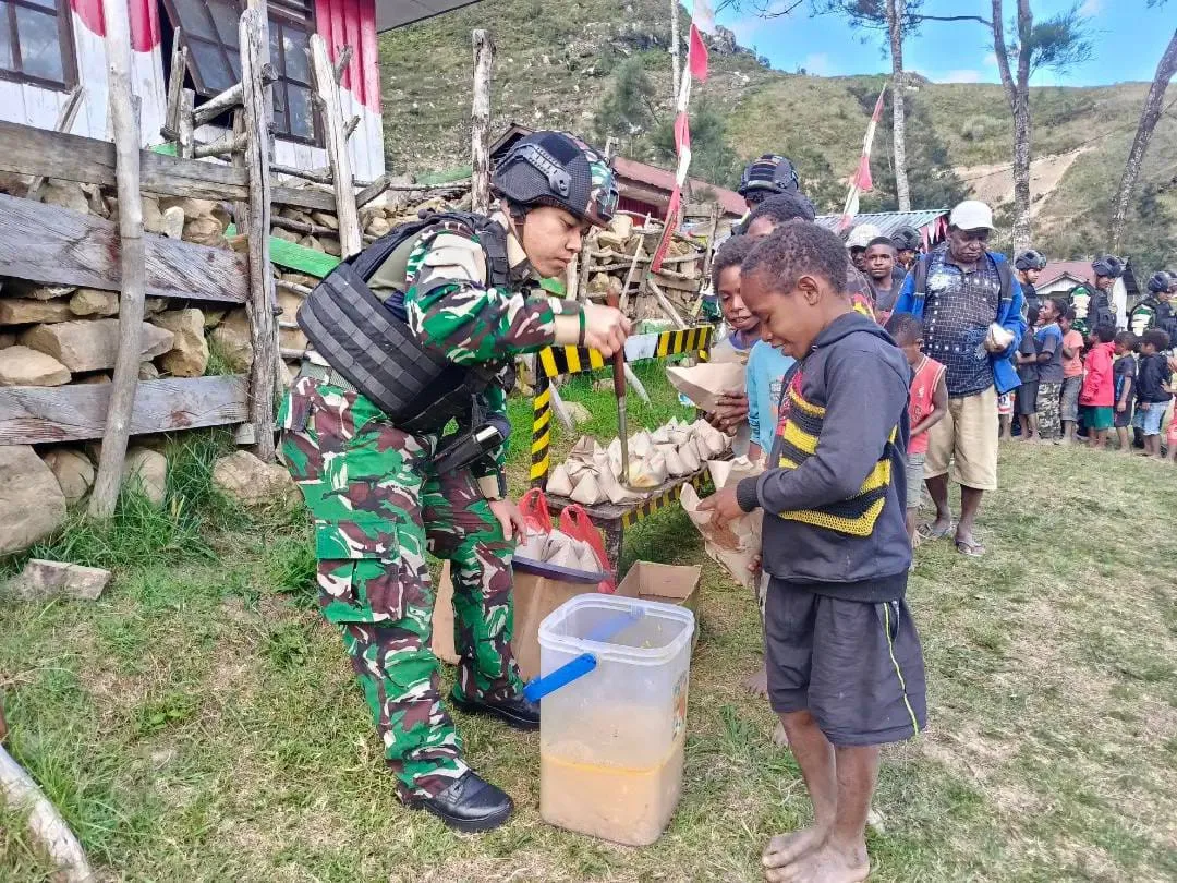 Wujud Kepedulian, Satgas Yonif 511/DY Pos Balingga Gelar Bakti Almamater bersama Tokoh Agama dan Pemuda Gereja