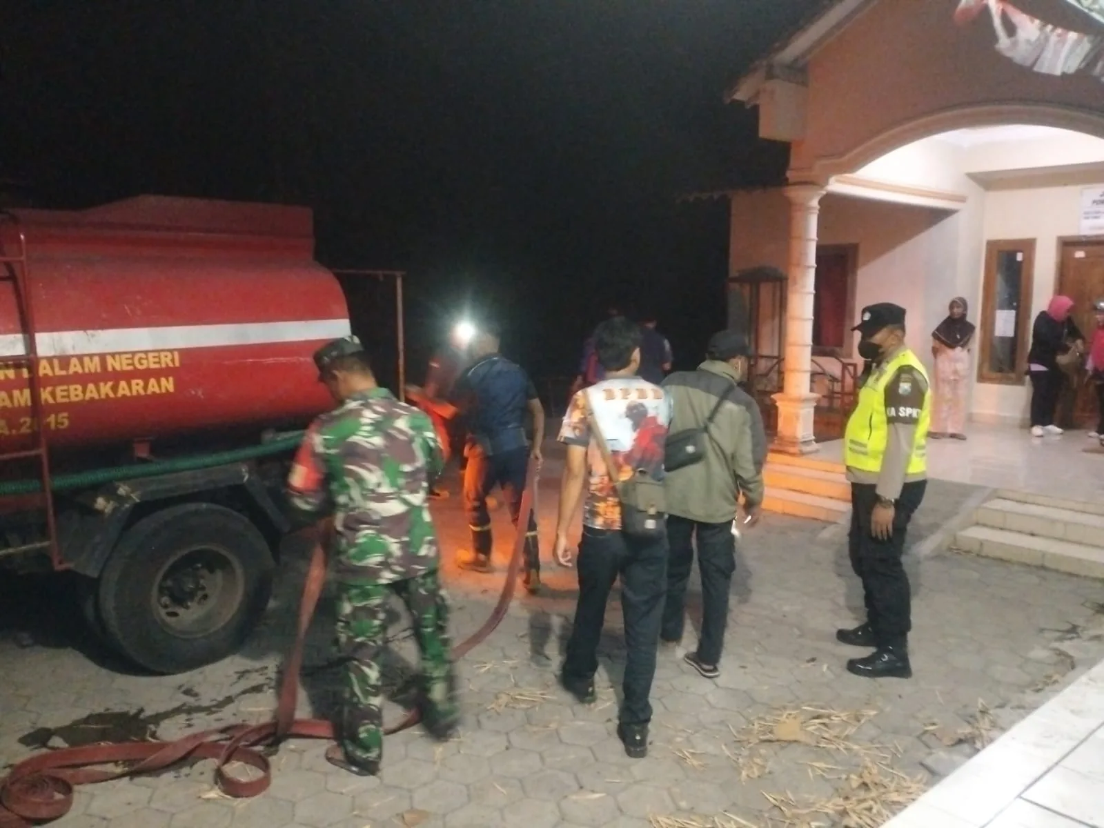Koramil 0804-07/Karangrejo Gerak Cepat Tangani Kebakaran Rumpun Bambu dan Kebun Jati di Desa Kuwon, Magetan