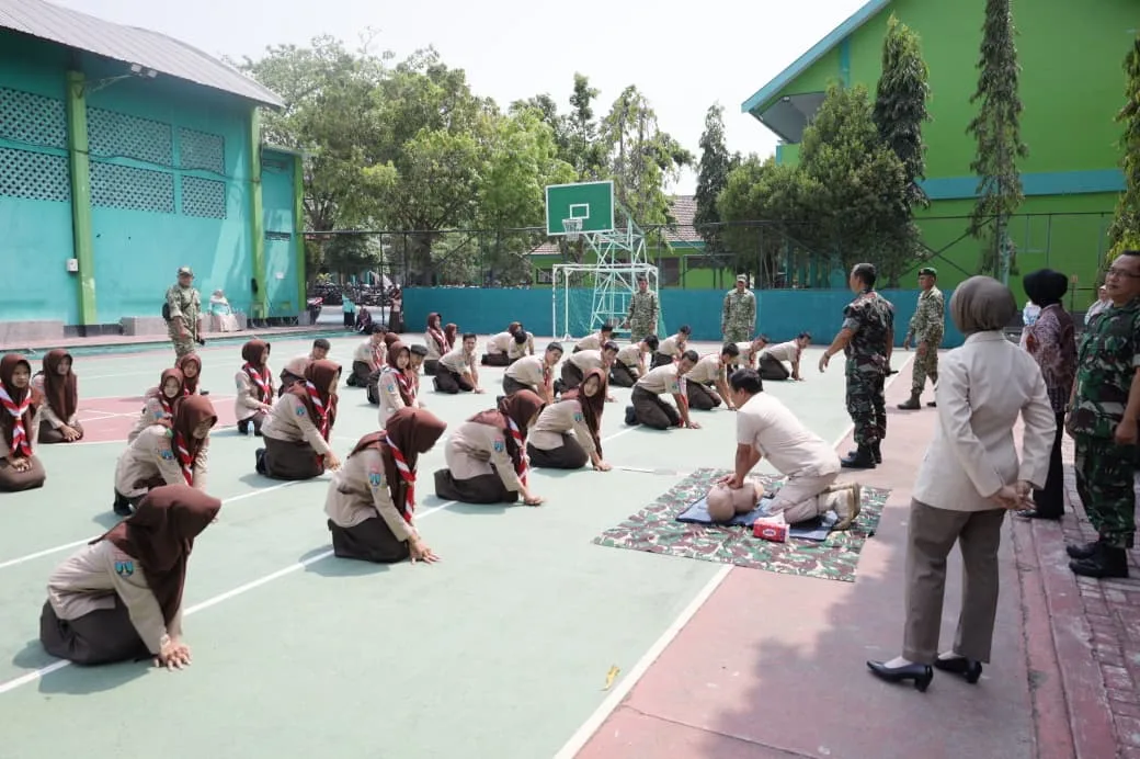 Kodam V/Brawijaya melalui Kodim 0802/Ponorogo Bekali Siswa Pelatihan Hidup Dasar