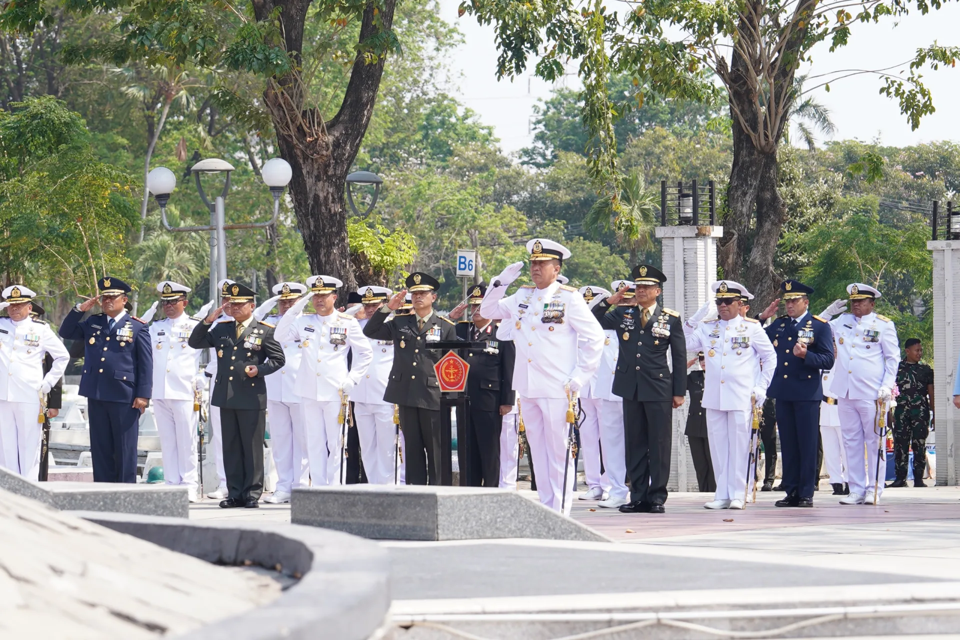 Ziarah Nasional HUT TNI ke-81 Tahun 2026 di TMP 10 November Surabaya, TNI Teguhkan Nilai Pengabdian