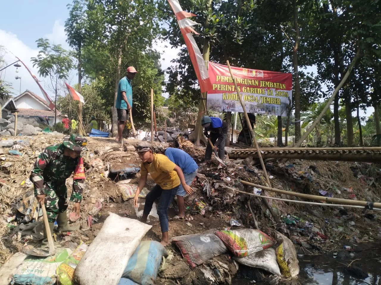 Karya Bakti Koramil Bangsalsari Bangun Jembatan Perintis Garuda