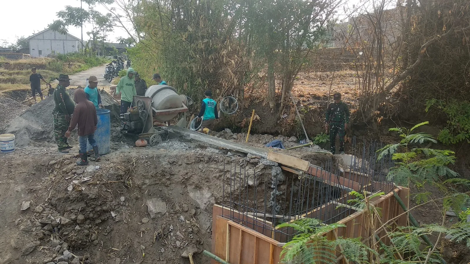 Kodim 0815/Mojokerto Bersama Warga Lanjutkan Pembangunan Jembatan Garuda Tahap VII