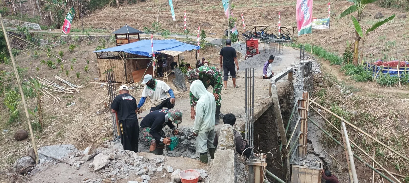 Gotong Royong TNI dan Warga Hadirkan Harapan Baru melalui Jembatan Garuda Lumajang