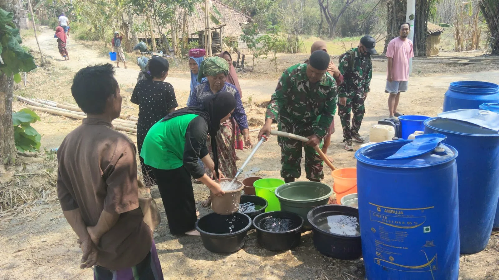 Kodim 0829/Bangkalan Salurkan Bantuan Air Bersih untuk 75 KK di Desa Konang