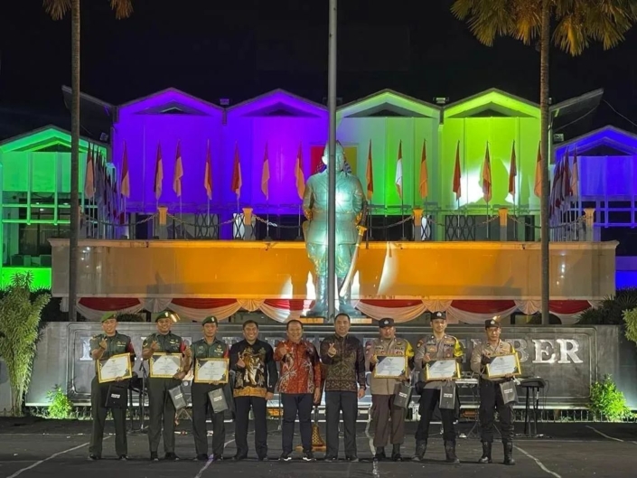 3-Babinsa-Jajaran-Kodim-0824Jember-Terima-Penghargaan-Dari-Bupati-Jember