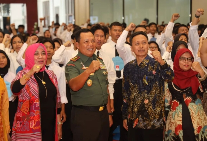 Mayjen-Farid-Makruf-Bekali-Ratusan-Mahasiswa-Baru-Unitomo