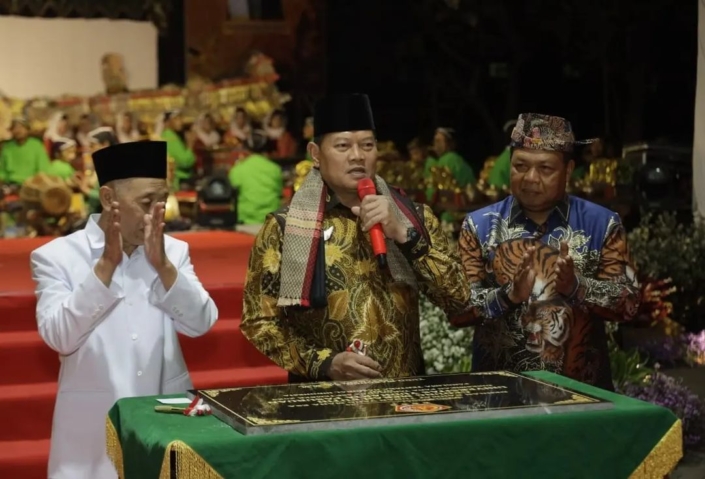 Panglima-TNI-dan-Pangdam-Brawijaya-Nobar-Wayang-Kulit-Bareng-Santri-dan-Masyarakat